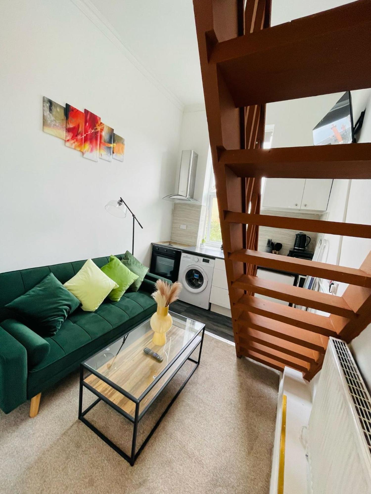 Modern Studios Queenspark London Szoba fotó