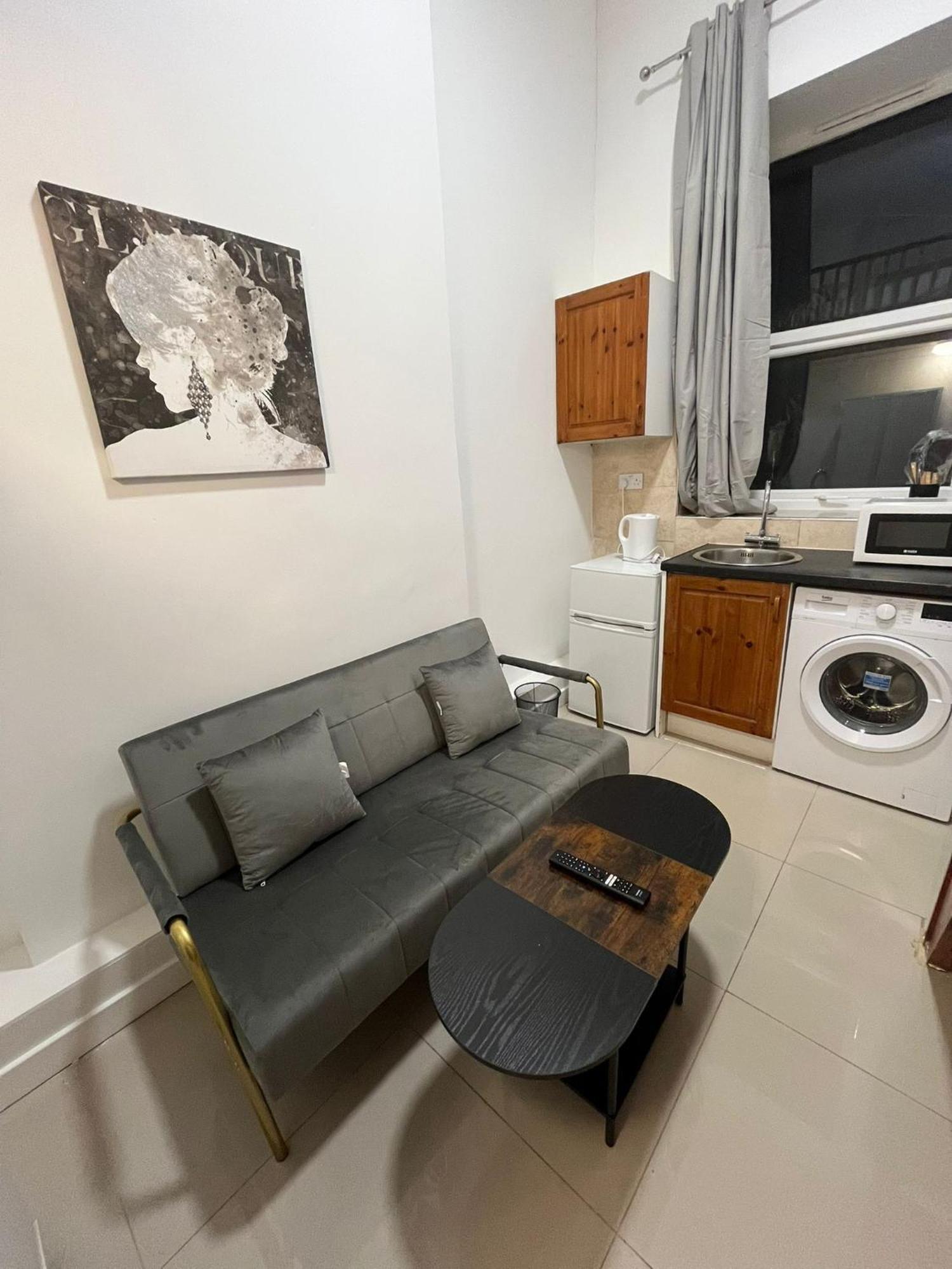 Modern Studios Queenspark London Szoba fotó